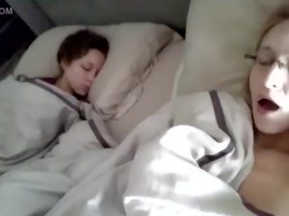 Encantador grande tetas adolescente novia riesgo masturbarse ¡siguiente a durmiendo sis en cámara - fuckcam69.com