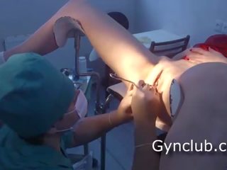 A koolitüdruk sisse a punane kleit juures a gynecologist