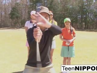 Delightful asiatiskapojke tonårs flickor spela en spel av remsan golf: högupplöst smutsiga klämma 0e