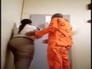 Perempuan rumah tahanan warden mendapat kacau oleh inmate: gratis dewasa film b1