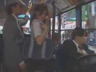 Ασιάτης/ισσα έφηβος/η μωρό χουφτωμένος/η σε λεωφορείο με ομάδα