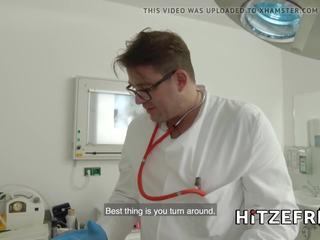 Hitzefrei مفلس شقراء ألماني جبهة مورو مارس الجنس بواسطة لها surgeon