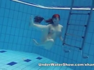 Redheaded honig schwimmen nackt im die schwimmbad