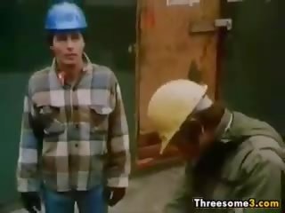 Construction workers în o de epoca in trei