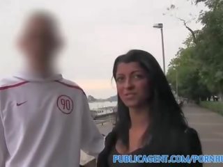 Publicagent séduisant brunette baisée en hôtel comme son bf waits extérieur