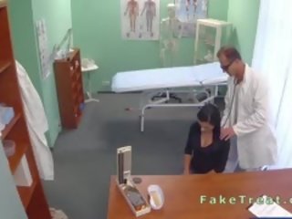 Bela paciente é uma merda médicos membro