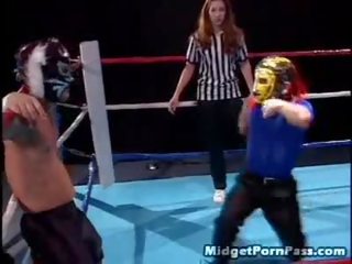 Pritlikavec wrestler copulates na inviting referee
