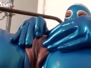 Pervers fiona in blauw latex tonen haar poesje slit