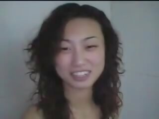 E lezetshme kineze vajzë qirje një i vogël kar!