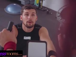 Forme pièces grand phallus personnel entraîneur baise sexy rousse sur exercise bike