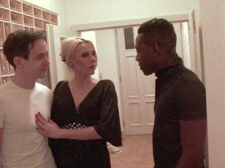 Middle-aged Wife Fucks with a Black Man to Fuck Her Hardcore