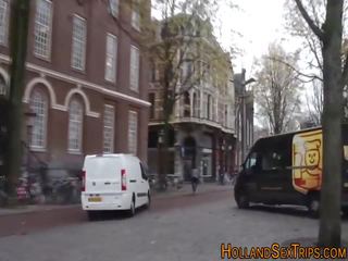 Amszterdam utcán lány fecskék