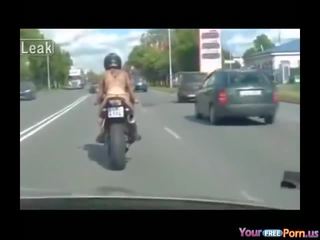 Desnuda en motorcycle