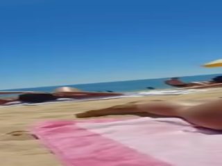 Candido terrific bruna giovane donna perfetto culo tanning a il spiaggia