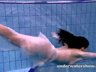 Andrea movs agradável corpo debaixo de água
