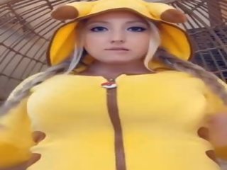 Digivande blondin flätor flätor pikachu suger & spits mjölk på enormt klantskallar studsande på dildon snapchat kön vids