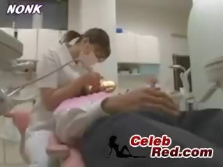 Japanska dentist sjuksköterska ger avrunkning till patienten