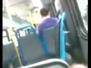 Dies junge ist verrückt bis ruck ab im die bus