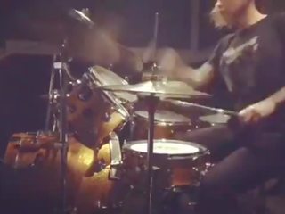 Felicity feline drumming į garso studios