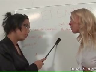 Keriting guru pantat/ punggung pukulan si rambut perang lesbian