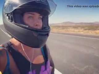 Felicity feline motorcycle stunner езда aprilia в сутиен