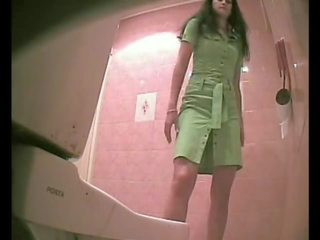 Kocsma fürdőszoba kém kamera - lány elcsípett pisilés