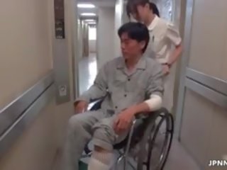 Wellustig aziatisch verpleegster gaat gek