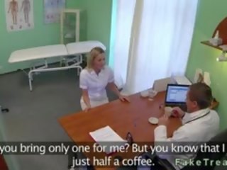 Sensual loira enfermeira fodido por intern em sua escritório
