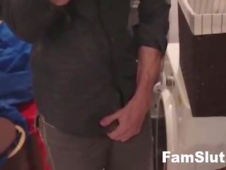 Perverti step-dad obsedat cu daughters chilotei | famslut.com