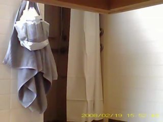 Vakoilusta seksikäs 19 vuosi vanha rakastaja showering sisään asuntolavaihtoehdot kylpyhuone