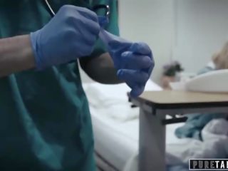 Puro tabù perv healer dà giovanissima paziente vagina esame