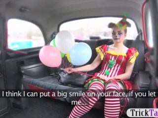 Uroczy kochanek w kostium lubi drivers penis w jej cipka