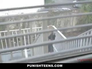 Blondin tonårs straffas av jätte kuk - tinyteencams.com