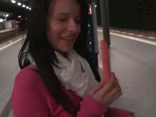 Groovy klipsi of amatööri mademoiselle masturboimassa päällä the juna video-