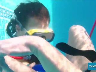 Dois maravilhosa lésbicas jogar com vibradores em o piscina: adulto vídeo a3