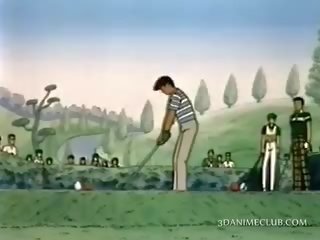 Animado cariño golpeado perrito estilo en la golf campo