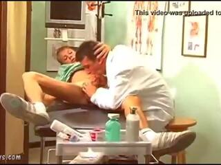 Cachonda homosexual medic seduce un monada rubio stripling