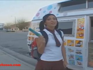 Icecream truck biondo breve dai capelli giovanissima scopata e mangia cumcandy