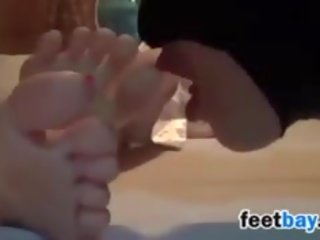 Coréen filles pieds étant léché et sucé sur