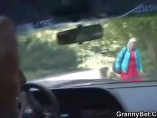 Auto juht tukk vana üleskutse tüdruk