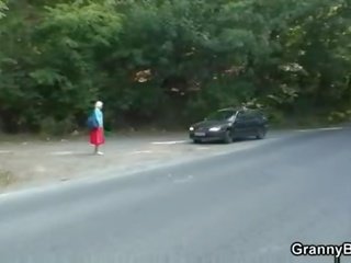 Tua wanita jalang mendapat dipaku di itu mobil oleh sebuah orang asing